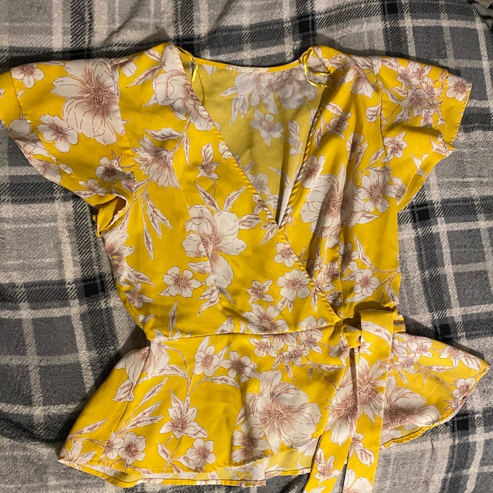 Yellow pink flower print blouse. 🩷💛